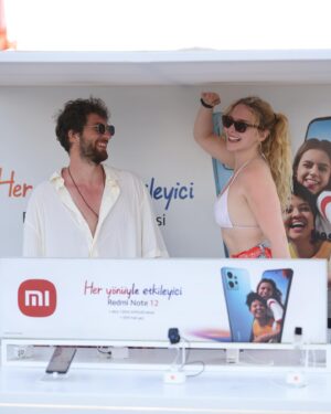 Utku Ateş Instagram - Bu haftasonu Xiaomi Kite Cup’ı izlemek için @xiaomi.turkiye‘nin davetlisiydim. 
Yarışma oldukça heyecanlı geçti. Ben katılsam her şey farklı olabilirdi ama🤓 Sonrasında Hi Barbie @hayalkoseoglu ile Xiaomi Lounge’ta bulunan deneyim alanında #RedmiNote12Serisi’ni deneyimledik. Bu kamerayla filtreye gerek yok arkadaşlar📸⚡️Ha bir de tabi yarışma sonrasında Xiaomi sunset parti vardı en sevdiğimiz. Unutulmaz bir hafta sonu geçirdik😎🖤

#HerYönüyleEtkileyici
#işbirliği