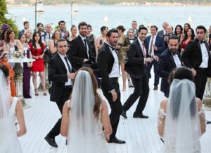 Utku Ateş Instagram - Sonuna yetişsem de en eğlendiğim set @yasakelmafox 😎 
Başta @medyapimresmi’ye ve ekibe bu kadar hızlı adapte olmama yardımcı olan herkese çok teşekkürler🙏
Tüm ekibin eline, emeğine sağlık.
En kısa sürede tekrar görüşmek dileğiyle🖤