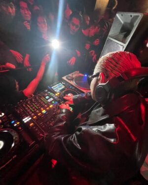 VERVAL Instagram - ʙᴏᴏᴍʙᴀᴩ ᴛʜᴇʀᴀᴩy ʟᴀꜱᴛ ɴɪɢʜᴛ @mildbunchsoundsystem 🔉🔉🔉

昨夜5000年ぶりぐらいにᴅᴊしましたw 2回も電源落ちましたが暖かいクラウドに見守られてお陰様で楽しい時間になりました🙌それではまた5000年後にお会いしましょう🫣

ꜱ/ᴏ @takudj @lucasvalentine 助かりました🙏