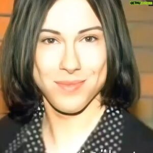 VJ Bülent Instagram - KRAL tv -  #tbt 💚💚.....cok guclu  bi SILGISI var zamanin....yuzumuzu hatlarimizi siliyo...bunu  hangi  ara  yapiyo....biz uyurken mi??💚💚💚ama  caktirmadan yapiyo bunu  zaman....... hayatimda oylarsam % 51  huzun...% 49 mutluluk vardi...💚💚..bu  fotoda ilk  sevgilim ^M^....ilk satin aldigim ev....ilk maasim......ilk sohretim..... ilk gozyasim....ilk mutlulugum....ilk ayriligim....ilk  kavusmam var....ANNEcigim var.....babaannecigim var......bi  yandan taslanirken bi yandan el ustunde tutulmalarim var....... ^^HAYAT  SANA  TESEKKUR  EDERIM....^^💚💚( videoyu kim  yaptiysa eline saglik... gece o4 .te denk geldim)🙏🙏🙏