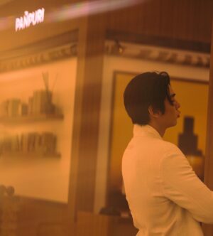 Vachirawich Aranthanawong Instagram - @panpuriofficial 🤎 Unlock Your Path to Eternal Light 🌞

PAÑPURI  ชวนเติมเต็มวันพักผ่อนไปกับ PAÑPURI Sunshine Hotel Pop-Up ทั้งโซน Summer Parlor ที่พร้อมเสิร์ฟเครื่องดื่มพิเศษที่ได้แรงบันดาลใจจากส่วนผสมของกลิ่น Eternal Sunshine และ Scent Discovery จะช่วยเชื่อมต่อระหว่างความหอมของกลิ่น Eternal Sunshine และความกระจ่างใสภายในจิตใจ เพื่อค้นพบแสงแห่งดวงอาทิตย์ที่จะจุดประกายความสุข ความสดใส และพลังบวกในตัวคุณ

กลิ่นหอมสดชื่นของ Eternal Sunshine แนวกลิ่นซิทรัส ที่ผสมผสานกลิ่นของผิวมะนาว และสมุนไพรไทยใบกระเพรา ที่ได้แรงบันดาลใจจากแสงแดดอันอบอุ่นยามเช้า เป็นกลิ่นที่ช่วยสร้างแรงบันดาลใจ เพิ่มพลังงานที่ดี และพร้อมเปิดรับความสุขในวันใหม่ได้อย่างสดชื่น

ตั้งแต่วันนี้ถึง 8 พฤษภาคม นี้ Emporium ชั้น M

#PANPURI
#PANPURISummer
#IgniteEternalLight
#MyEternalSunshine