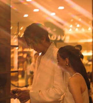 Vachirawich Aranthanawong Instagram - @panpuriofficial 🤎 Unlock Your Path to Eternal Light 🌞

PAÑPURI  ชวนเติมเต็มวันพักผ่อนไปกับ PAÑPURI Sunshine Hotel Pop-Up ทั้งโซน Summer Parlor ที่พร้อมเสิร์ฟเครื่องดื่มพิเศษที่ได้แรงบันดาลใจจากส่วนผสมของกลิ่น Eternal Sunshine และ Scent Discovery จะช่วยเชื่อมต่อระหว่างความหอมของกลิ่น Eternal Sunshine และความกระจ่างใสภายในจิตใจ เพื่อค้นพบแสงแห่งดวงอาทิตย์ที่จะจุดประกายความสุข ความสดใส และพลังบวกในตัวคุณ

กลิ่นหอมสดชื่นของ Eternal Sunshine แนวกลิ่นซิทรัส ที่ผสมผสานกลิ่นของผิวมะนาว และสมุนไพรไทยใบกระเพรา ที่ได้แรงบันดาลใจจากแสงแดดอันอบอุ่นยามเช้า เป็นกลิ่นที่ช่วยสร้างแรงบันดาลใจ เพิ่มพลังงานที่ดี และพร้อมเปิดรับความสุขในวันใหม่ได้อย่างสดชื่น

ตั้งแต่วันนี้ถึง 8 พฤษภาคม นี้ Emporium ชั้น M

#PANPURI
#PANPURISummer
#IgniteEternalLight
#MyEternalSunshine