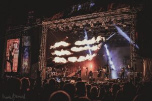 Václav Bárta Instagram - Dneska Moravský Krumlov, nádvoří. 16:00 Jokers | 17:00 Arakain | 18:30 Alkehol | 20:00 Dymytry & Traktor