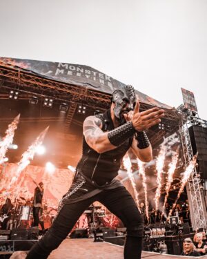 Václav Bárta Instagram - Rodino,
včerejší Monster Meeting byl opravdu z těch, na které budeme dlouho vzpomínat! Věříme, že jste si to užili stejně jako my, protože vidět Vaše rozzářené obličeje je největší odměna pro nás muzikanty a hlavně kluky, co se zvedli z popela a jedou dál šťastnější a silnější - a to hlavně díky vám a Vencovi!! Cibulafest jsme si taky moc užili, a jsme moc rádi, že se nám podařilo za zrušené Slovensko vymyslet narychlo ještě jeden Monster Meeting, a to ve Slavkově u Brna 16.8. #českosLOVEnsko... Fotky naše @nicola_bernard_rocktography