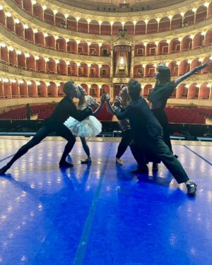 Vadim Muntagirov Instagram - Surrounded by a group of wonderful people 😊 . Swan Lake by @benjaminpech7 at @opera_roma , @eleonoraabbagnatoofficial @isaguerin2 @fumikaneko_ . Thank you 🙏🏼 
#rome #italy #swanlake #vadimmuntagirov