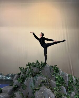 Vadim Muntagirov Instagram - Lovely to be back in Barcelona and dance at @liceu_opera_barcelona . My first performance as a professional ballet dancer was in this beautiful theatre. 
Joined @opera_roma for a further Swan Lake by @benjaminpech7 . Thank you @eleonoraabbagnatoofficial . 
🦢 @fumikaneko_ #vadimmuntagirov #swanlake #fumikaneko #barcelona #arts #artist