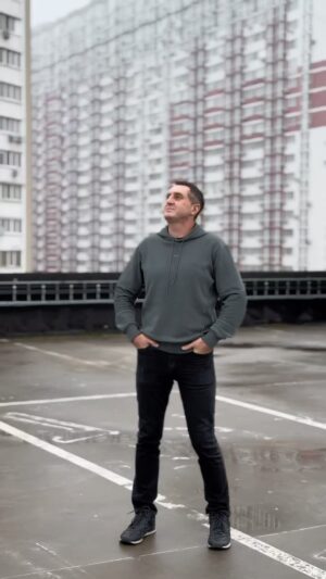 Vadym Mychkovskyi Instagram - Вітаю, всіх з днем закоханих! ❤️
Не чекайте особливого дня
робіть кожен день особливим! 
Цінуйте та насолоджуйтесь яскравими моментами життя! 🙌🏻

Ділюсь з вами шматочком своєї нової авторської пісні, дарую її  своїй дружині @natali_michkovskaa 👩‍❤️‍💋‍👨
а ви подаруйте своїм близьким коханим людям! 🥰🥹
Пишіть в коментарях як Вам, ваша думка дуже важлива для мене ✊🏻
Давайте назнімаємо багато яскравих відосів в reels та tiktok ❣️

«Є такі моменти в житті 
коли ти в моменті дуже щасливий 
і поруч з тобою люди твої 
життям перевірені - не фальшиві...»✨

Я хочу що б ця пісня торкнула в сердечко кожного з вас! 🤗
Премʼєра скоро!
Всім кохання, добра та миру! ✊🏻🇺🇦 

#дядяжора #яскравімоменти #дядяжораяскравімоменти #хіт #хітяра #авторськапісня #премєра #скоро
