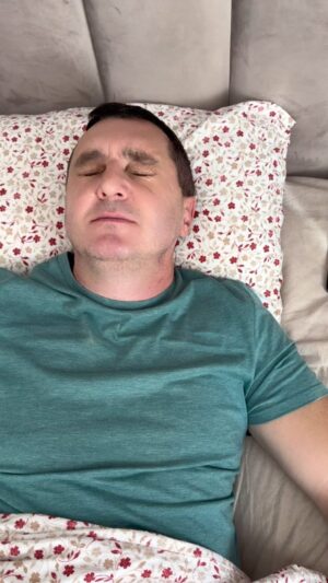 Vadym Mychkovskyi Instagram - Всім доброго ранку!🙃
Ви колись просинали будильник?)😎

Всім вдалого понеділочка! Погнали 

#дядяжора #будильник #понеділок #удачі