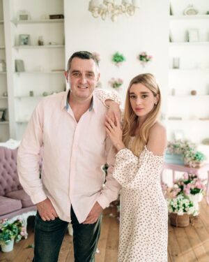Vadym Mychkovskyi Instagram - 30.06🎉 Сьогодні в нас подвійне свято!🎂
День народження Устіни🎂 і день народження нашої родини 👩‍❤️‍👨

Наша випускниця, наша середня🧚🏻‍♀️ @ustina_michh 🎂🍾 Не віриться, але моя малишка вже стала дорослою …🤷‍♂️😉 18 
Вік важливий рішень і правильних планів…Легкої дороги по дорослому життю! Удачі у всьому! Будь мені … нам здорова і щаслива 😍🫶 Ми тебе дуже любимо ❤️😘 а тато особливо🫶
І нас зі святом @natali_michkovskaa 💙💛😘
23 роки назад ми прийняли правильне рішення 😉🙌 люблю тебе 🥰
Завжди дякую тобі за наших дочок😍 
Люблю Вас дуже мої дівчата❤️❤️❤️❤️

 З днем народження, наш Устік!🎂🎉🥳
HB родина)

Дякую всім наперед за ваші вітання🙌😍Бажаємо всім перемоги, миру, щастя, спокійного життя✊🙌 Слава ЗСУ!
#дядяжора #деньнародження #донька #весілля #свято