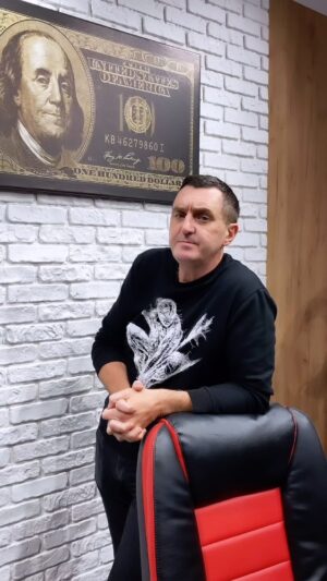 Vadym Mychkovskyi Instagram - Якщо жінка готова зробити для чоловіка все…

Ваш варіант?))