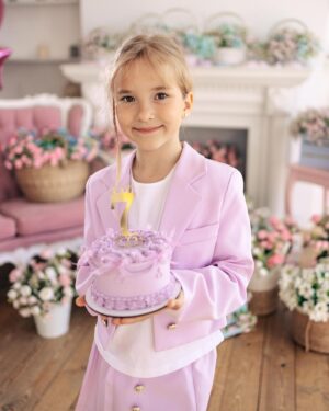 Vadym Mychkovskyi Instagram - З Днем народження, Амінка! 🎂🎉🥳😍
Нам 7 років! 🔥
Моя маленькая дівчинка, моя велика любов, татова принцеса, радість і щастя! 
Ти наша маленька зірочка, сяй на повну🔥
Будь мені здорова і щаслива! 
Бажаю тобі багато яскравих моментів у житті! Бо ти сама - яскравий момент мого життя! 🫶🎉 
З твоїм новим роком! 🥳 
Наперед дякую за Ваші привітання 🙌