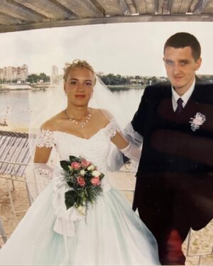 Vadym Mychkovskyi Instagram - 30.06🎉 Сьогодні в нас подвійне свято!🎂
День народження Устіни🎂 і день народження нашої родини 👩‍❤️‍👨

Наша випускниця, наша середня🧚🏻‍♀️ @ustina_michh 🎂🍾 Не віриться, але моя малишка вже стала дорослою …🤷‍♂️😉 18 
Вік важливий рішень і правильних планів…Легкої дороги по дорослому життю! Удачі у всьому! Будь мені … нам здорова і щаслива 😍🫶 Ми тебе дуже любимо ❤️😘 а тато особливо🫶
І нас зі святом @natali_michkovskaa 💙💛😘
23 роки назад ми прийняли правильне рішення 😉🙌 люблю тебе 🥰
Завжди дякую тобі за наших дочок😍 
Люблю Вас дуже мої дівчата❤️❤️❤️❤️

 З днем народження, наш Устік!🎂🎉🥳
HB родина)

Дякую всім наперед за ваші вітання🙌😍Бажаємо всім перемоги, миру, щастя, спокійного життя✊🙌 Слава ЗСУ!
#дядяжора #деньнародження #донька #весілля #свято