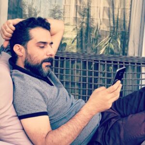 Vahid Rahbani Instagram - .
.
.
چون بپخت و گشت شیرین، لب‌گزان
.
سست گیرد شاخه‌ها را بعد از آن
.
.
.📷: @morteza_jafari9