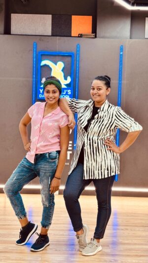 Vaishnavi Arulmozhi Instagram - Acho achacho 💃🪩

Song 🎵 #achacho
Music @hiphoptamizha
🍿 #Aranmanai4
🎙️ @kharesma @srinisha_jayaseelan

@tamannaahspeaks
@raashiikhanna
@sundarc_in
@khushsundar

Dance place @rhythmicbeatdancecourt @yuvi_smart 
Video & Edit @shot_by_chitti