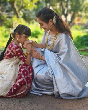 Vaishnavi Gowda Instagram - This cute cute cutie 🤍✨

Outfit- @kanchi_co_yogalakshmi_silks 
Blouse - @arulaa_by_rashmianooprao 
Jewellery- @rent_abharan