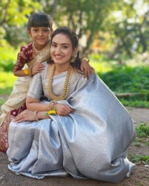 Vaishnavi Gowda Instagram - This cute cute cutie 🤍✨

Outfit- @kanchi_co_yogalakshmi_silks 
Blouse - @arulaa_by_rashmianooprao 
Jewellery- @rent_abharan