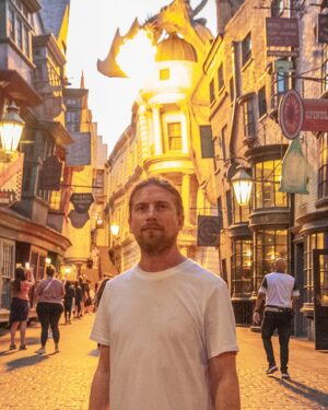 Valentin Rahmel Instagram - Harry Potter in Florida? Im Universal Orlando Resort gibt es eine komplette Zaubererwelt und sogar ein kleines Springfield. Auf unserem Wohnmobil-Roadtrip durch den US-Bundesstaat entdecken wir allerdings noch viel mehr: Die Metropole Vice City… ähm… Miami, die einzigartigen Everglades inklusive Alligatoren und die Trauminseln der Keys. Einen Raketenstart im Kennedy Space Center und das Ultra Miami Festival lassen wir uns auch nicht entgehen. Den Film dazu könnt ihr euch ab sofort bei ARD Reisen anschauen.