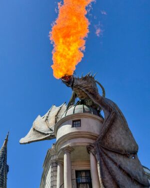 Valentin Rahmel Instagram - Harry Potter in Florida? Im Universal Orlando Resort gibt es eine komplette Zaubererwelt und sogar ein kleines Springfield. Auf unserem Wohnmobil-Roadtrip durch den US-Bundesstaat entdecken wir allerdings noch viel mehr: Die Metropole Vice City… ähm… Miami, die einzigartigen Everglades inklusive Alligatoren und die Trauminseln der Keys. Einen Raketenstart im Kennedy Space Center und das Ultra Miami Festival lassen wir uns auch nicht entgehen. Den Film dazu könnt ihr euch ab sofort bei ARD Reisen anschauen.