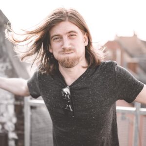 Valentin Rahmel Instagram - Hey Freunde! Die Zeiten sind momentan nicht leicht und ich hoffe, euch allen geht es gut? Das Wichtigste ist, dass alle gesund sind! Bei einigen kommt jedoch sicher eine Menge Langeweile auf und da habe ich zumindest ein paar Gegenmittel. 
Werbung: So kann ich euch endlich meinen Podcast namens „Schall und Rausch“ auftischen, den ihr euch bei der neuen Plattform For Your Ears Only (FYEO) reinziehen könnt. Da treffe ich mich mit coolen Künstlern und wir plaudern jeden Samstag über ihr Leben, deren Musik und vieles mehr. Dabei waren bereits der gute @ekofreezy , die @257ers und weitere kreative Köpfe. Auch  @dieatzen , der verrückte @mcfitti , Youtuber wie @rewinstagram , Musik-Legenden wie @reim.matthias und einige weitere interessante Leute habe ich über ihre Geheimnisse ausgefragt. Da kommen noch einige Episoden mit vielen Lachern und coolen Geschichten. Würde mich freuen, wenn ihr bei @fyeo.audio reinschaut und euch den Podcast „Schall und Rausch“ kostenlos anhört. Da gibt es auch andere coole Audio-Inhalte. Danke für euren Support! #FYEO

Und wer da noch nicht genug hat, für den habe ich in letzter Zeit öfter bei Twitch gezockt. Auch wenn auf Youtube momentan kaum Gaming kommt, bin ich zwischendurch immer mal wieder auf Twitch am streamen. Da habe ich auch einige neue Videos online, die ihr kostenlos sehen könnt. Wer also Gaming vermisst, der wird bei Sarazar auf Twitch sicher fündig. Bin heute wieder live! :) Weil die DJ-Gigs und Festivals, die wir dieses Jahr für euch geplant haben, leider ausfallen. So beispielsweise Parookaville, SMS, Nibirii, CMON (gamescom-Party) und viele weitere Events - werden wir in den nächsten Wochen auch ein paar DJ-Sets streamen. Behaltet dazu auch gerne mal unsere Festival- und Musik-Company @aerochrone im Auge. Ich informiere euch hier natürlich auch. Es ist super schade, dass die ganzen geilen Events nicht stattfinden werden. Dafür wird es 2021 noch krasser! Versprochen! 
Obendrauf kommt bald auch ein neuer Track von mir. Und wenn die Reisen wieder gehen, haben wir da auch einiges geplant. 
Bleibt gesund und lasst euch die gute Laune nicht verderben. Wir schaffen das! Danke für eure Unterstützung!