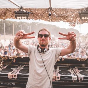 Valentin Rahmel Instagram - Das war echt megageil mit euch gestern auf dem Parookaville. Danke für den unglaublichen Support an alle die dabei waren. Heute wird fleissig weiter gedreht für den Vlog. Foto @julianhukephotography #parookaville18