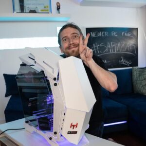Valentin Rahmel Instagram - Werbung - Der eine oder hat vielleicht mitbekommen, dass mein Gaming-PC nun schon was länger im Eimer war. Jetzt ist endlich mein neuer Computer da! Quasi als nachträgliches Geschenk zum Geburtstag. Riesen Danke geht raus an @hitech_gamer 

Das Teil sieht nicht nur mega cool aus, sondern hat auch was unter der Haube. Ein i9 mit 10 Kernen à 2,81 Ghz, 128 GB Ram, 4 TB SSDs und eine Geforce RTX 3070 (wird in Kürze noch gepimpt). Bald wird wieder fleißig gestreamt. 

Falls ihr auch einen neuen Rechner oder Equipment braucht. Bei HI-TECH bekommt ihr 3% mit dem Gutscheincode Sarazar. Ich bin dann mal alles installieren. In meiner Instastory zeige ich das Teil auch ein bisschen 😍
