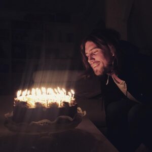 Valentin Rahmel Instagram - Schon wieder 100 Jahre älter geworden. Aber immerhin ne super Torte von meiner Ana abgestaubt . Dankeschön für eure lieben Geburtstagswünsche 🎂 ♥️😘🙏
