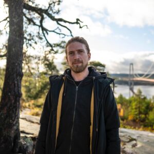 Valentin Rahmel Instagram - Frohes Neues. 🎉🚀 Das Bild stammt von den Höga Kusten in Schweden, wo wir kürzlich noch für @wdrreisen waren. Die Doku ist nun auch bei YT erschienen. ✌️