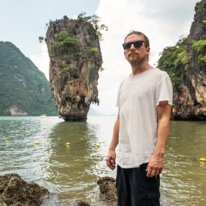Valentin Rahmel Instagram - Thailand ist für mich eines der schönsten Länder der Welt. Umso cooler, dass wir endlich wieder vor Ort waren, um dort einen Film über unseren Roadtrip zu drehen. Wir sind mit Roller, Boot und Taxi durch den Süden des Landes. Wir pflegen Elefanten, werden von Affen gejagt, feiern auf der Fullmoon Party, erkunden die James Bond Insel, probieren verrücktes Essen und erleben noch viel viel mehr. Den Film könnt ihr ab sofort in der Mediathek oder auf YT bei WDR Reisen sehen. Und die nächste Reise folgt schon bald…