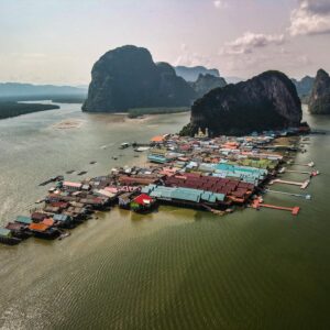 Valentin Rahmel Instagram - Thailand ist für mich eines der schönsten Länder der Welt. Umso cooler, dass wir endlich wieder vor Ort waren, um dort einen Film über unseren Roadtrip zu drehen. Wir sind mit Roller, Boot und Taxi durch den Süden des Landes. Wir pflegen Elefanten, werden von Affen gejagt, feiern auf der Fullmoon Party, erkunden die James Bond Insel, probieren verrücktes Essen und erleben noch viel viel mehr. Den Film könnt ihr ab sofort in der Mediathek oder auf YT bei WDR Reisen sehen. Und die nächste Reise folgt schon bald…