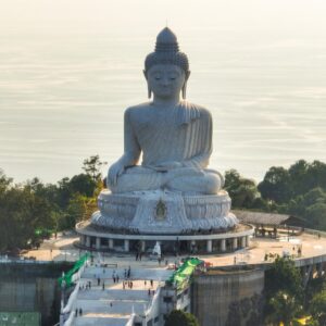 Valentin Rahmel Instagram - Thailand ist für mich eines der schönsten Länder der Welt. Umso cooler, dass wir endlich wieder vor Ort waren, um dort einen Film über unseren Roadtrip zu drehen. Wir sind mit Roller, Boot und Taxi durch den Süden des Landes. Wir pflegen Elefanten, werden von Affen gejagt, feiern auf der Fullmoon Party, erkunden die James Bond Insel, probieren verrücktes Essen und erleben noch viel viel mehr. Den Film könnt ihr ab sofort in der Mediathek oder auf YT bei WDR Reisen sehen. Und die nächste Reise folgt schon bald…
