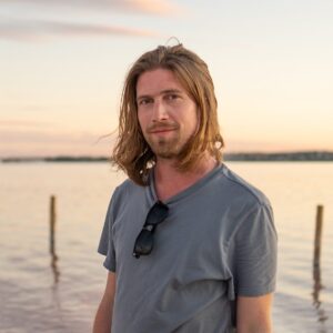 Valentin Rahmel Instagram - Eine Reise mit vielen Eindrücken ist einfach das Beste, was man machen kann. Und die hatten wir in unserem neuen Abenteuer in Spanien auf alle Fälle. Wir entdecken Valencia, gehen klettern, erkunden die Wüste, Westernsets, Alicante und den rosa Salzsee von Torrevieja. Die traumhafte Alhambra in Granada und den legendären Caminito del Rey lassen wir uns auch nicht entgehen. Den dabei enstandenen Film gibts ab sofort bei @wdrreisen auf YT. Einer meiner liebsten Reiseberichte bisher. Schaut also unbedingt mal rum. 🎥😉