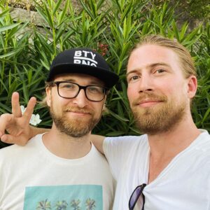Valentin Rahmel Instagram - Mit meinem guten Kumpel @bench_alchemy habe ich in den letzten Jahren schon viele Abenteuer erleben dürfen! In unserem neuen Film geht es nach Süditalien. Vom Nationalpark Pollino, über Amalfi und Pompeji bis zum Vesuv. Mit unglaublichen Landschaften und einer ordentlichen Ladung Action. Wischt mal nach rechts für einen Vorgeschmack. 🙂Den kompletten Film findet ihr wie immer bei @wdrreisen auf YT. Der gute @maxleinfelder war auch am Start. Haben nur leider kein Foto zu dritt gemacht. Dafür umso mehr Video. War echt mega viel Schnittarbeit für mich, also schaut gerne mal rum 😉🇮🇹

#italy #amalfi #amalficoast #pollino #napoli #naples #positano