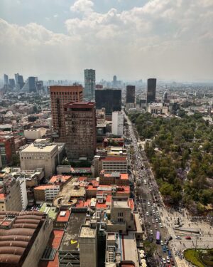 Valentin Rahmel Instagram - Viva Mexico! Das war wieder ein Roadtrip voller Erlebnisse. Von der Küste, über die Spuren der alten Maya und Atzteken bis in den Dschungel Yucatans. Riesige Vulkane und die Mega-Metropole Mexico City sind auch noch dabei! Das alles und noch viel mehr gibt es in unserem neuen Mexiko Film zu sehen. Jetzt bei ARD Reisen! ✌️