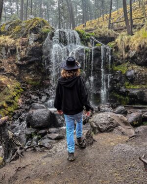 Valentin Rahmel Instagram - Viva Mexico! Das war wieder ein Roadtrip voller Erlebnisse. Von der Küste, über die Spuren der alten Maya und Atzteken bis in den Dschungel Yucatans. Riesige Vulkane und die Mega-Metropole Mexico City sind auch noch dabei! Das alles und noch viel mehr gibt es in unserem neuen Mexiko Film zu sehen. Jetzt bei ARD Reisen! ✌️