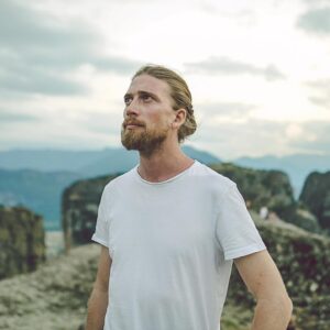 Valentin Rahmel Instagram - Was für eine unglaubliche Naturlandschaft in Meteora. Der Ort hat mich wirklich geflasht und ist nur ein Teil unserer kommenden Doku. 

Werbung - Das Video erscheint ab 1. November 2020 bei @wdrreisen auf YT, Und später dann auch im TV. Es wird ein echtes Abenteuer, bei dem wir einige spektakuläre Orte Griechenlands erkunden. Würde mich freuen, wenn ihr am Sonntag einschaltet. Premiere ist ab 9:30 Uhr. Gemeinsam mit dem WDR produzieren wir direkt eine ganze Staffel, wo wir einige coole Länder erkunden. An dieser Stelle ein lieber Gruß aus Schweden. Hier drehen wir momentan schon einen der nächsten Filme. 😉✌️