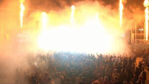 Valentin Rahmel Instagram - Mein Techno-Set vom @parookaville 2017 ist endlich am Start. War megageil mit meinem Kumpel @rav3npunk 🎉🎧Mein Vlog zum Festival ist übrigens auch erschienen. Schon gesehen? Das Set gibts bei @aerochrone & den Vlog bei mir auf YT :)
