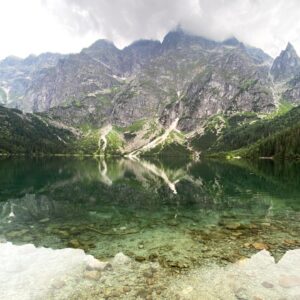 Valentin Rahmel Instagram - Echt toll in Polen. Vor allem in der Hohen Tatra. Hier beim Meerauge - ein traumhafter See. Wischt mal nach rechts. Dafür hat sich sogar das Aufstehen um 4:30 Uhr gelohnt. 😉 Gemeinsam mit @bench_alchemy und @maxleinfelder habe ich bei unserem Roadtrip im ganzen Land spannende Abenteuer erlebt. Kommt bald wieder ein Film @wdrreisen - an dieser Stelle auch mal ein herzliches Dankeschön für die tolle Unterstützung.. #poland #polen #tatramountainsarethebestlover