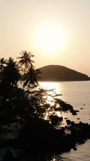 Valentin Rahmel Instagram - Thailand 🇹🇭☀️♥️ #travel #kohmak #thailand #sundown #beach #explore #reisen #island #wasgeht #amazingthailand