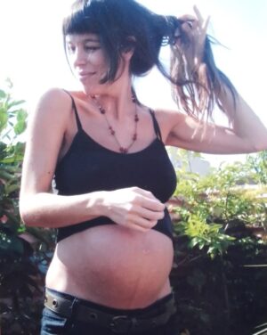 Valentina Bassi Instagram - La maternidad no me hizo mas feliz, no me hizo mas fuerte, no ilumino mi camino,  nunca logre organizar bien mi tiempo como para poder trabajar con libertad. Tampoco se que aprendi…no aprendi a esperar, no aprendi a tener paciencia , no aprendi a aceptar,  no se me fue la vergüenza…me volvi débil insegura miedosa y frágil , en todos los aspectos ….Mas o menos la sensación es como si me hubiese pasado por encima un camión con acoplado.
¿Amor? Todo .