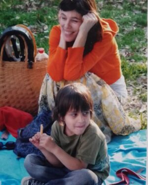 Valentina Bassi Instagram - La maternidad no me hizo mas feliz, no me hizo mas fuerte, no ilumino mi camino,  nunca logre organizar bien mi tiempo como para poder trabajar con libertad. Tampoco se que aprendi…no aprendi a esperar, no aprendi a tener paciencia , no aprendi a aceptar,  no se me fue la vergüenza…me volvi débil insegura miedosa y frágil , en todos los aspectos ….Mas o menos la sensación es como si me hubiese pasado por encima un camión con acoplado.
¿Amor? Todo .
