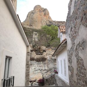 Valentino Lanús Instagram - EquinoXio , Peña de Bernal ! Compartiendo la luz los abuelos Concheros  #MagicoHoteldePiedra