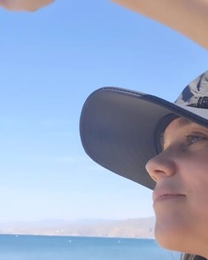 Valeria Britos Instagram - Buscando una canción, encontré esta que fue compuesta para la comedia "Aprender a Volar". Fue mi primer trabajo como actriz y un gran desafío. 
Aquella adolescente tenía muchos interrogantes y sueños por cumplir. 
Hoy celebro un año más. 🥳 
Gracias por los mensajes y por estar siempre presentes. 💕
.
.
¿Conociste a Anita en "Aprender a Volar"? 📺
 ¡Levante la mano quien conozca la canción! 🎼