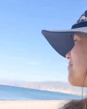 Valeria Britos Instagram - Buscando una canción, encontré esta que fue compuesta para la comedia "Aprender a Volar". Fue mi primer trabajo como actriz y un gran desafío. 
Aquella adolescente tenía muchos interrogantes y sueños por cumplir. 
Hoy celebro un año más. 🥳 
Gracias por los mensajes y por estar siempre presentes. 💕
.
.
¿Conociste a Anita en "Aprender a Volar"? 📺
 ¡Levante la mano quien conozca la canción! 🎼