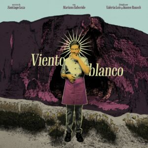 Valeria Lois Instagram - ¡ESTRENO! El 14 de julio estrena estrena VIENTO BLANCO, con texto de Santiago Loza, protagonizada por Mariano Saborido y con dirección de Juanse Rausch y Valeria Lois. 

🎟️ Preventa por @alternativateatral
⭐ ¡Quedan poquísimas entradas anticipadas con descuento! A no colgar ;)

🗓️ Domingos, 2030 h. desde el 14 de julio 
📍 En Dumont 4040.

Mario vive en un pueblo del sur. Menos que un pueblo, un puñado de casas junto a un acantilado. Tiene un hotel con su madre. Más allá hubo un puerto que dejó de funcionar. Viajantes, marineros, gente de paso. En aquella época Mario supo tener un amigo. Hay una distancia temporal, el viento del olvido. Años que pasan. Ese amigo perdido regresa en forma de cura de la única capilla que queda en pie de la zona. Mario lo reencuentra, le pide que lo ayude a despedir el espíritu de su Madre. Mario y el forastero arman un tosco ritual espiritista. Cuando la Madre de Mario se haya ido del todo, tal vez él pueda irse lejos con ese que ha vuelto para salvarlo.

Con: Mariano Saborido
Dramaturgia: Santiago Loza
Diseño de escenografía: Rodrigo Gonzalez Garillo
Diseño de vestuario: Pablo Ramirez
Diseño de luces: Matías Sendón
Diseño sonoro y música original: Teo Lopez Puccio
Asistencia de dirección: Mercedes Aranda
Fotos: Sebastián Freire
Diseño Gráfico: Martin Gorricho
Asistencia de producción: Florentina Messina
Producción ejecutiva: Carolina Castro
Producción general: Compañía Teatro Futuro, Mariano Saborido
Dirección: Valeria Lois, Juanse Rausch