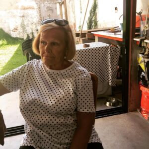 Valeria Lois Instagram - Feliz cumple ma. En esta foto me viniste a ayudar con la mudanza y te mimetizaste con la funda del lavarropas. 
Con heredar un cachito de la onda que vos le pones a la vida  yo te digo que ya estaría hecha. 
Bueno, las  mallas enterizas que ya no uses las quiero también. 
Te adoro @loisivana gracias x todo lo que nos das.