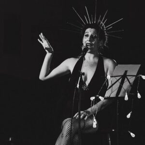 Valeria Lois Instagram - Ustedes hagan lo que quieran.
Yo les aviso que hoy hay premios para los cuatro mejores cantantes.
Y la votación es a través del sistema aplausómetro.
Compren la entrada en @alternativaescena.
Es imposible que se arrepientan de venir.
@con.ustedes @gustavo_tarriiiio @pablo.viotti @juanserausch @quetrenquetren