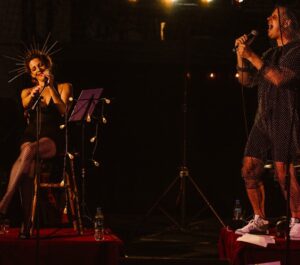 Valeria Lois Instagram - Que es @con.ustedes ? El final de todas las ficciones, un ensayo abierto de versiones y un parque de diversiones. Seguro que ya vendrán nuevas funciones. Tengo el cuerpo plagado de emociones. Gracias @nunipress por la magia de tus confecciones. @gustavo_tarriiiio Sos el rey de las canciones. Maestro @pablo.viotti para sus manos todas mis bendiciones. @juanserausch,  mi chico preferido y el titán de las proyecciones. @quetrenquetren que sigan las funciones. @amayalauraarruabarrena nos sacaste unos fotones.