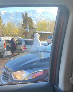 Valeria Lois Instagram - Nos llevó a pasear @dipaolaviajesmza 
Si vienen a Mendoza me las llaman
La gente hace muñequitos de nieve que se lleva en el capó del auto y yo recién ahora me vengo a enterar.
Gracias a mis secuaces: @lucianocaceresok @belenrivayoga @spregelburd