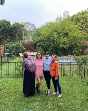 Valeria Lois Instagram - Estuve muy ocupada ayer. Por eso recién ahora agarro el teléfono. Hola 2023. Que todo tenga la onda, la luz y el amor que hay en estas fotos. 
@nanimonner @nunipress @marianela_fasce @hencermolina