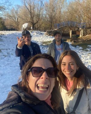Valeria Lois Instagram - Nos llevó a pasear @dipaolaviajesmza 
Si vienen a Mendoza me las llaman
La gente hace muñequitos de nieve que se lleva en el capó del auto y yo recién ahora me vengo a enterar.
Gracias a mis secuaces: @lucianocaceresok @belenrivayoga @spregelburd
